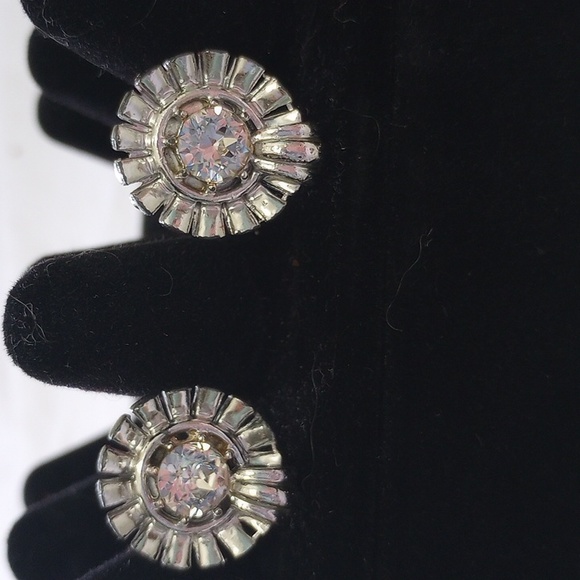 Vintage Starburst button design w large faceted rhinestone screwback earrings - Picture 6 of 11